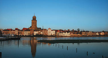 De stad Deventer aan het water