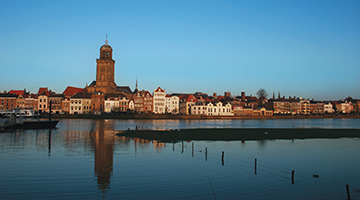 De stad Deventer aan het water